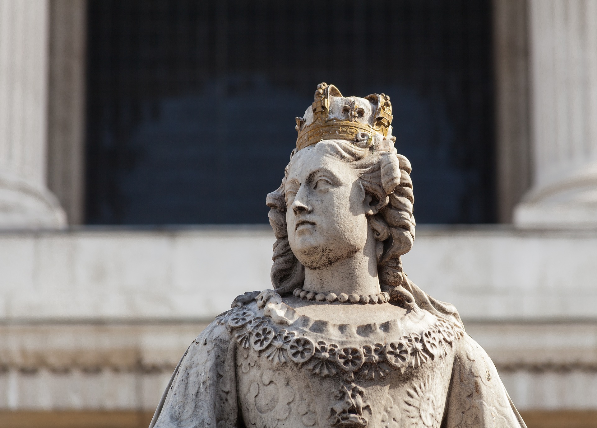 queen-anne-of-great-britain-statues-outside-st-paul-s-cathedral